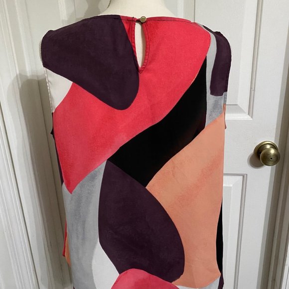 L DKNY Sleeveless Top w/Scoop Front Neckline - Picture 4 of 7